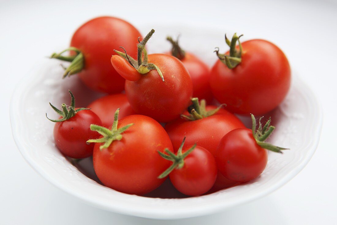 Tomaten auf Teller, eine Tomate mit Nase