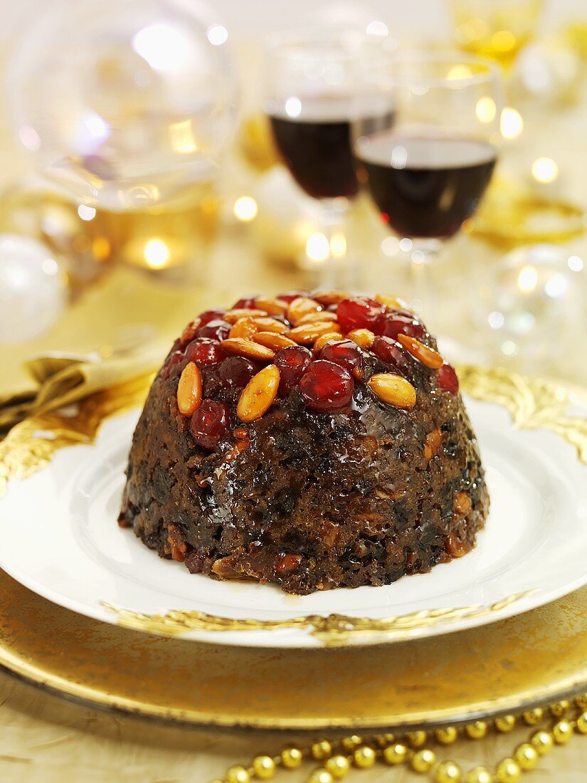 Christmas Pudding mit Mandeln und Belegkirschen