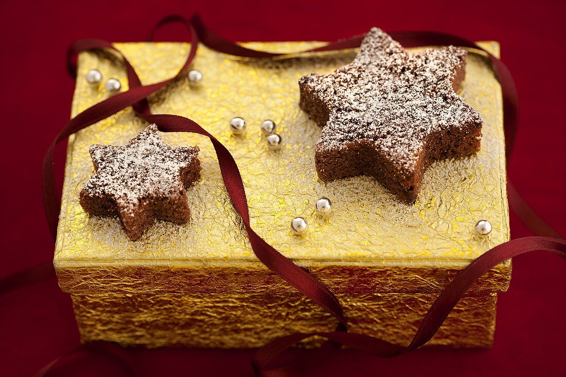 Schokosterne auf goldener Geschenkbox