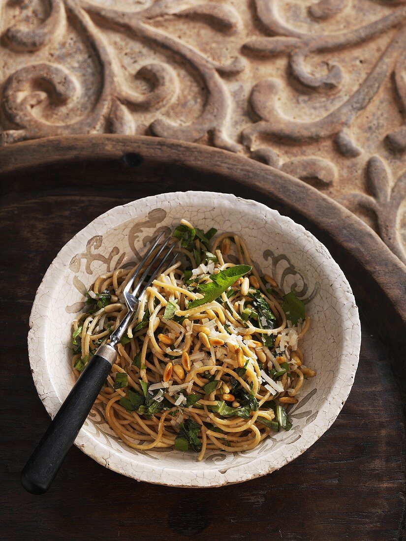 Wholemeal spaghetti with dandelion