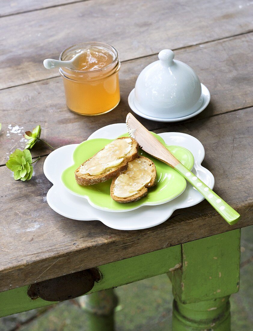 Bread with butter and quince jelly