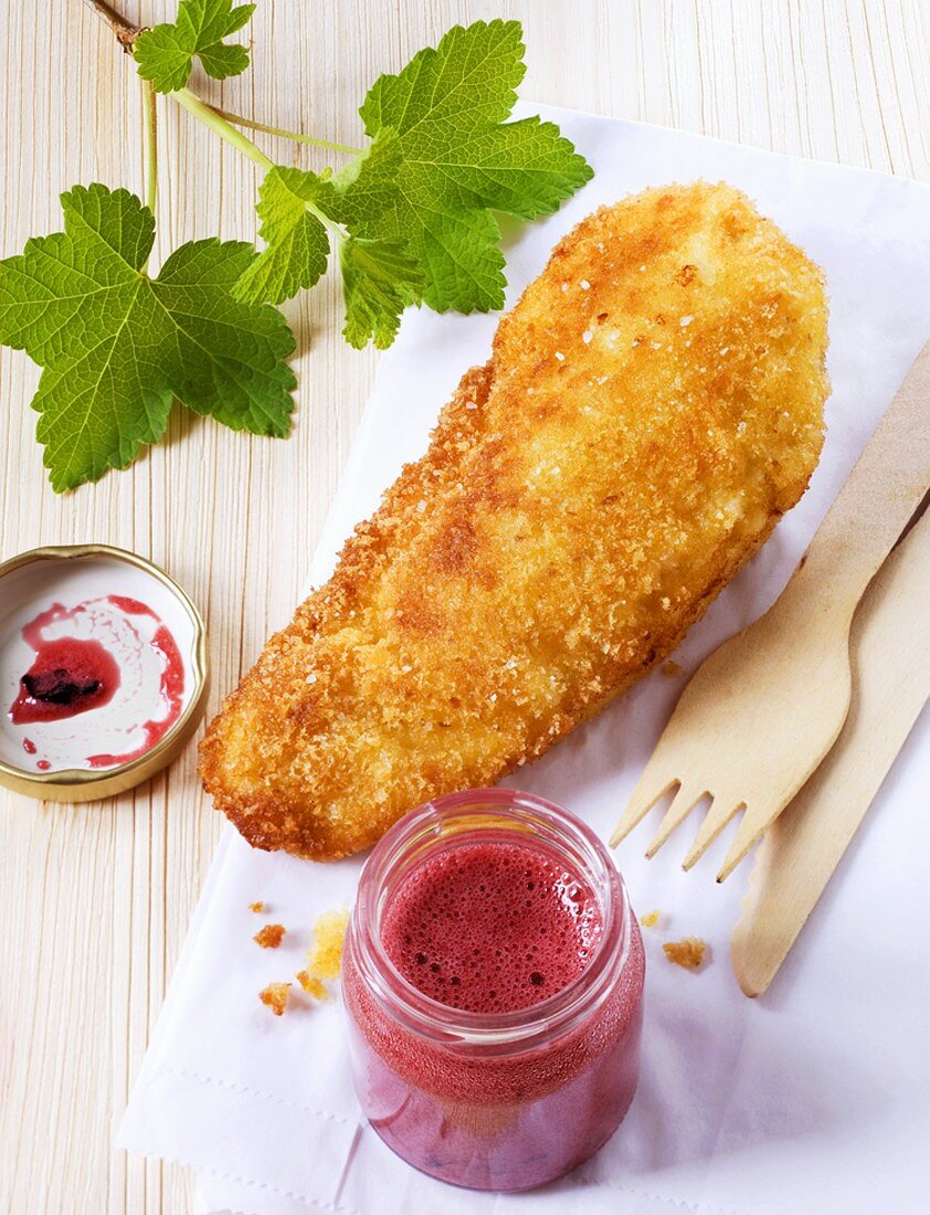 Breaded chicken escalope with cold redcurrant sauce