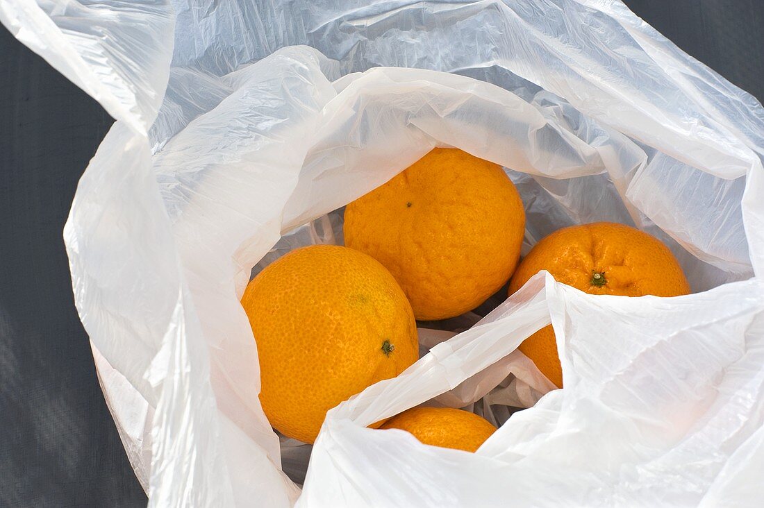 Mandarinen in einer Plastiktüte