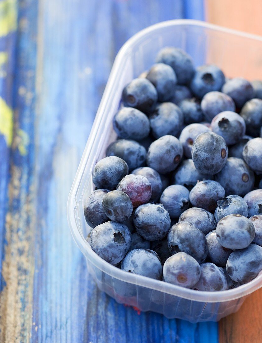 Heidelbeeren in einer Plastikschale