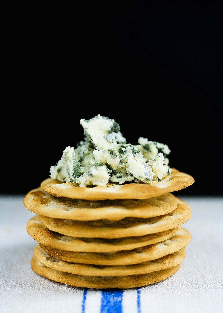 Cracker mit Blauschimmelkäse