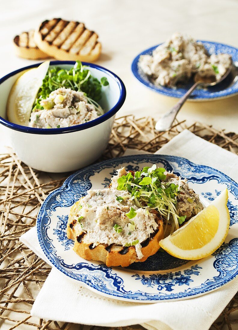 Grillbrot mit Aufstrich aus geräucherter Makrele