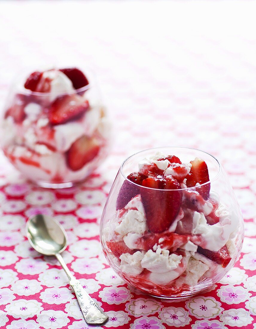 Eton Mess (strawberry and meringue dessert, England)