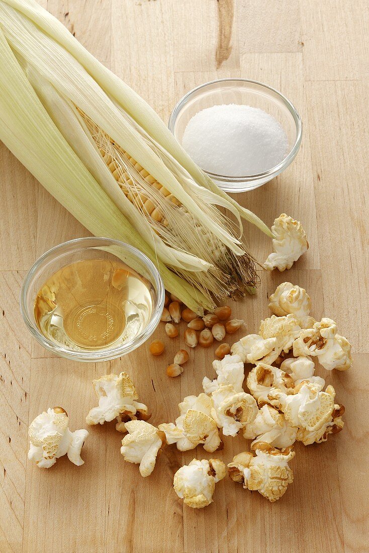 Popcorn und Zutaten (Maiskolben, Salz Öl)