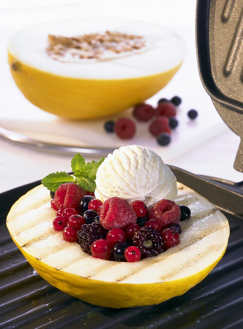 Honigmelone mit Waldbeeren und Vanilleeis