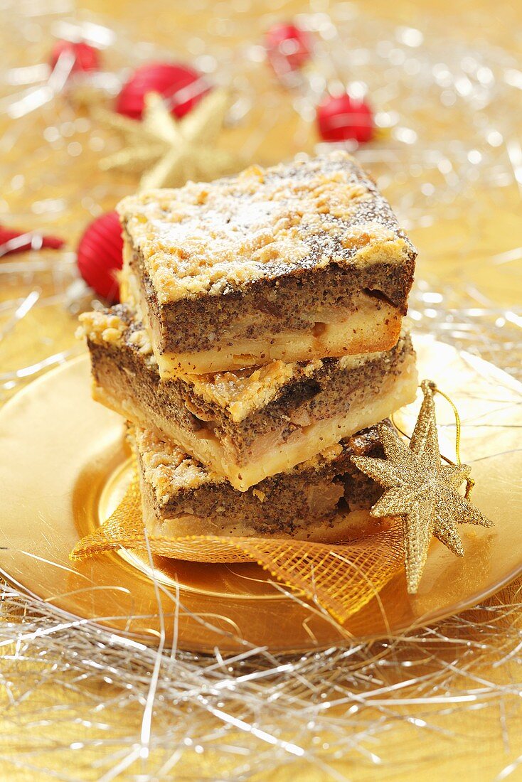 Mehrere Stücke Apfel-Mohn-Kuchen zu Weihnachten