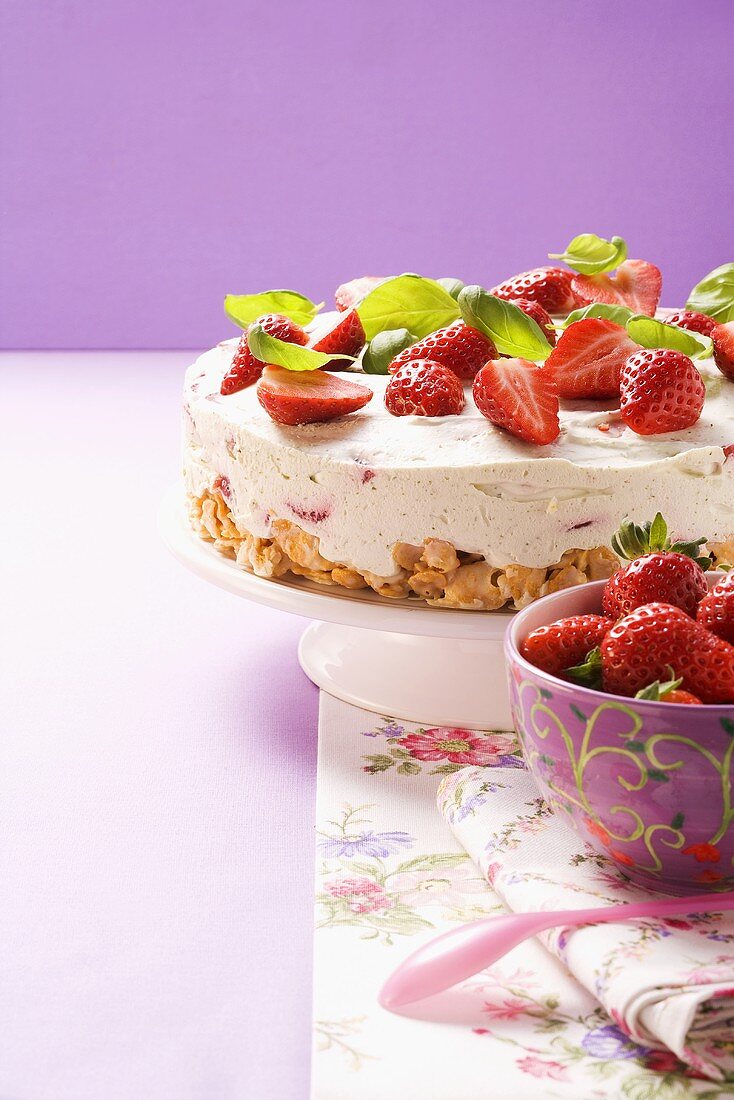 Erdbeer-Frischkäse-Torte mit Basilikum