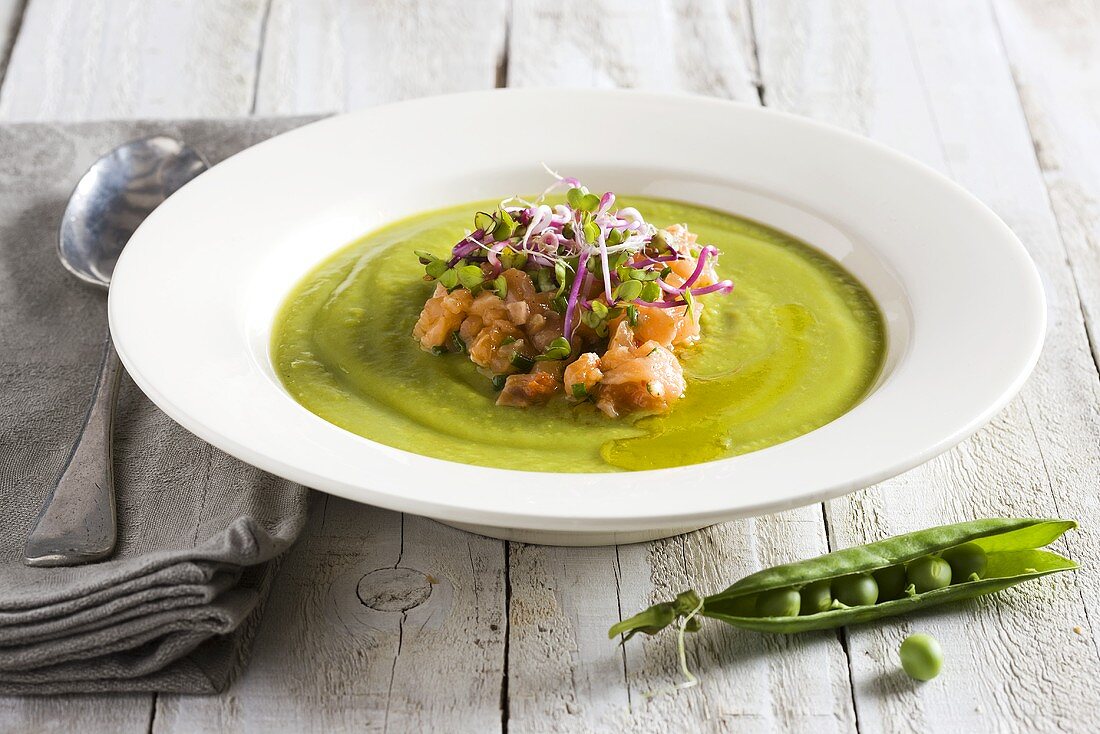 Kalte Erbsencremesuppe mit Lachstatar