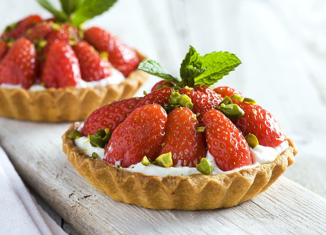 Strawberry tarts with mint