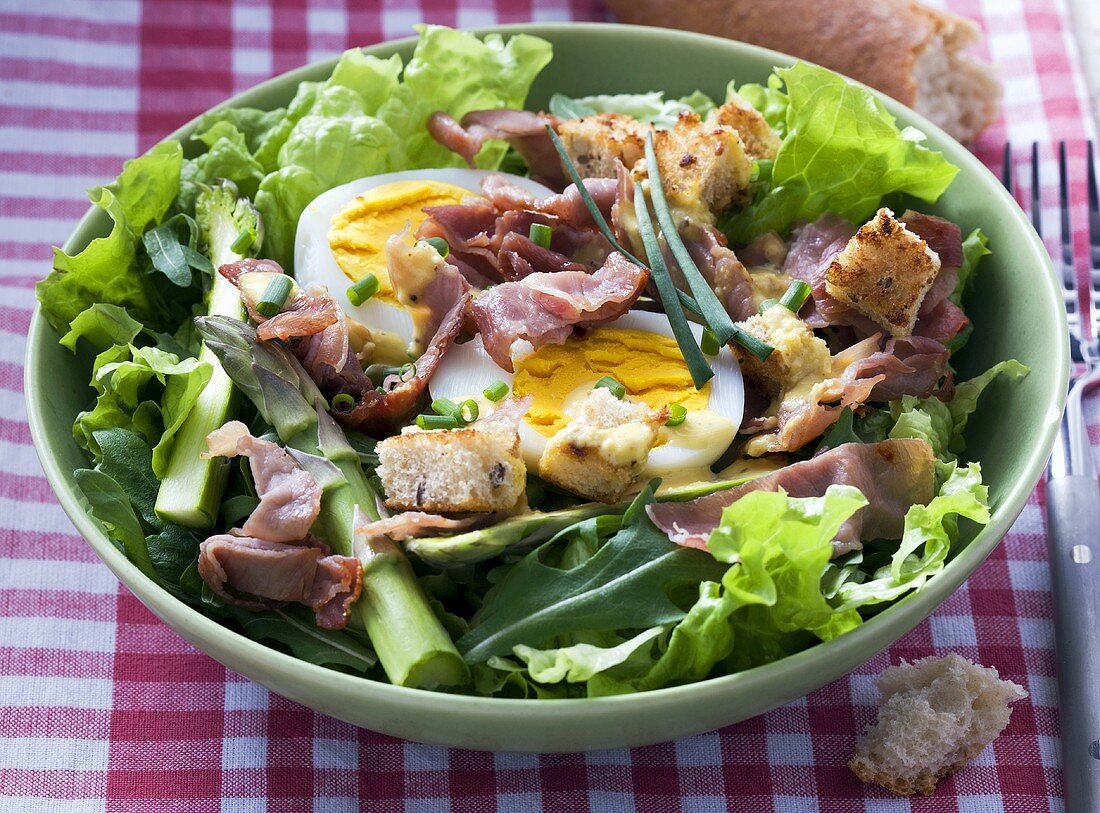 Mixed leaf salad with asparagus, egg and bacon