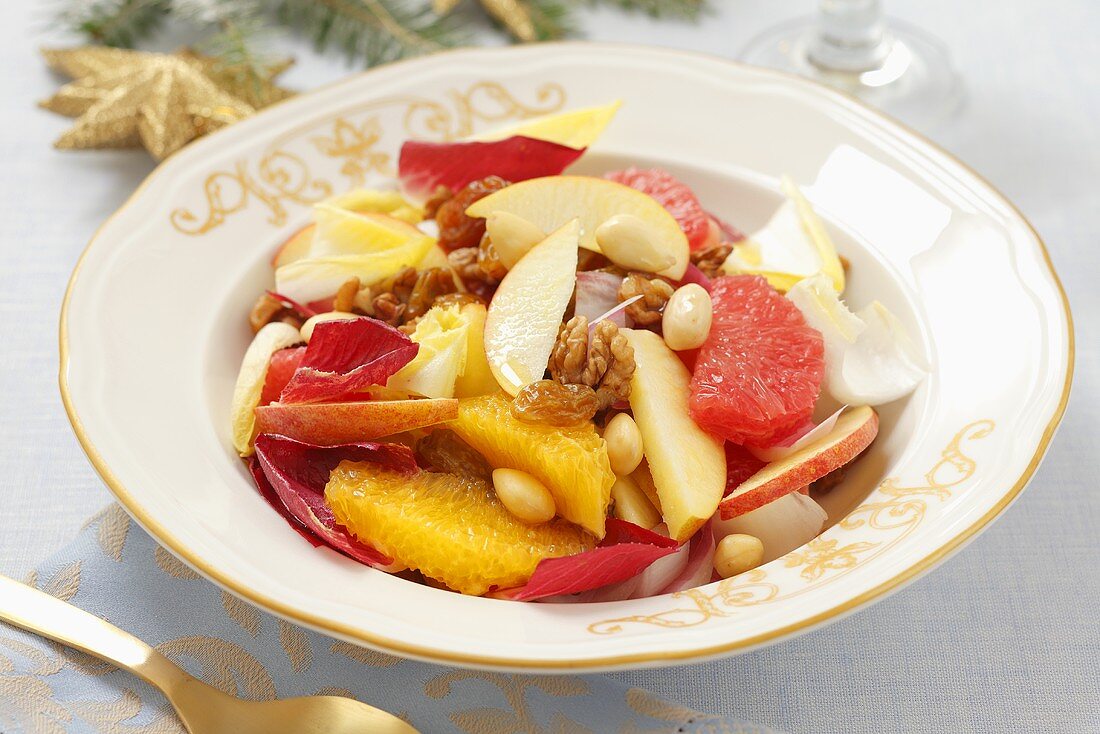 Zitrusfrüchtesalat mit Chicorée, Apfel und Nüssen