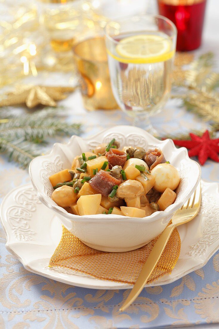 Kartoffelsalat mit Wachteleiern, Champignons, Kapern, Anchovis und Mayo-Soja-Sauce