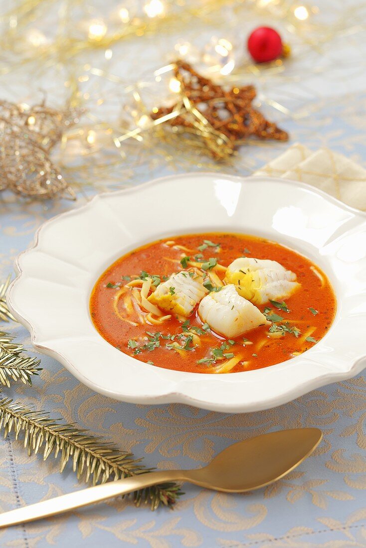 Tomaten-Fisch-Suppe mit Nudeln
