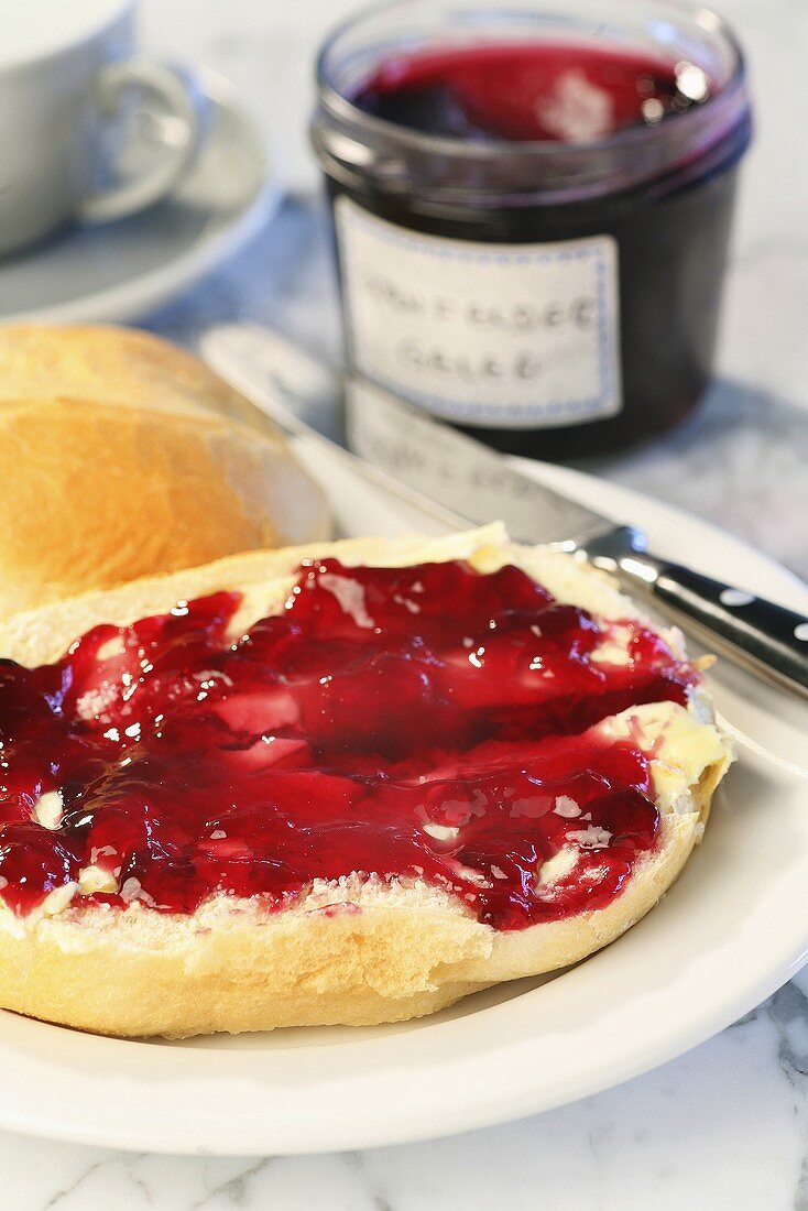 Brötchen mit Dornfelder-Weingelee