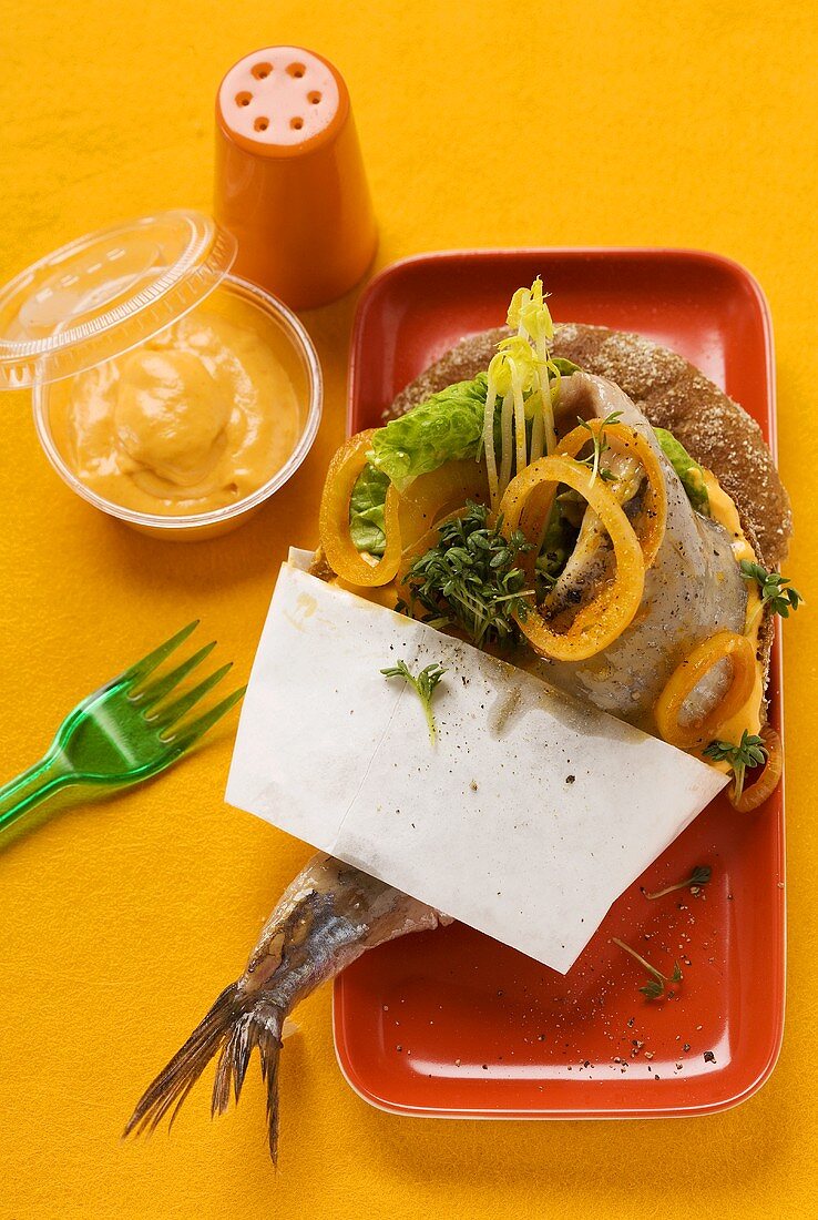 Matjesbrötchen mit Zwiebeln und Orangenmayonnaise