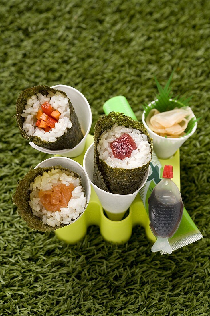 Temaki-Sushi mit Lachs, Thunfisch und Möhrensticks
