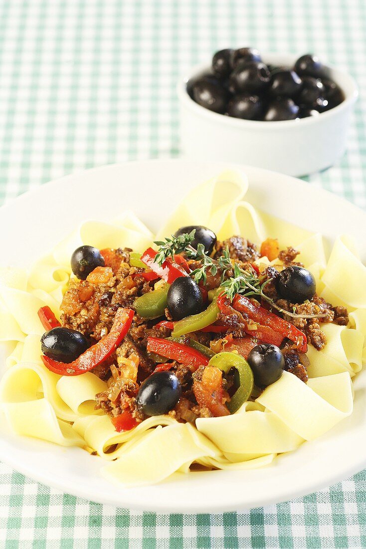 Papardelle mit Hackfleisch, Oliven und Paprika