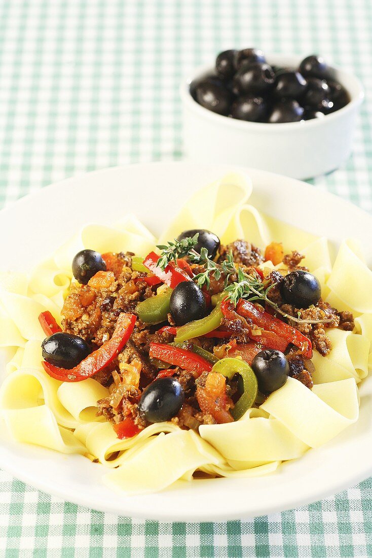 Papardelle with minced meat, olives and pepper