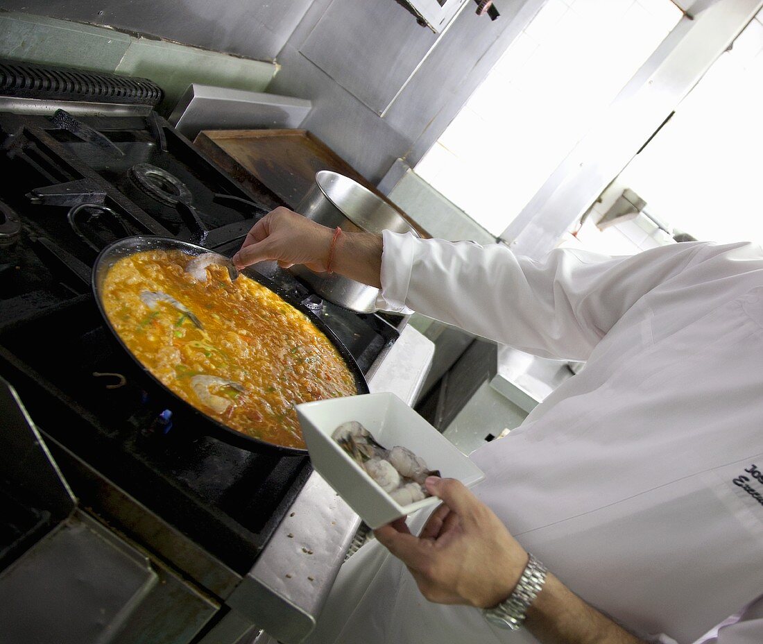 Paella zubereiten (Garnelen zugeben)