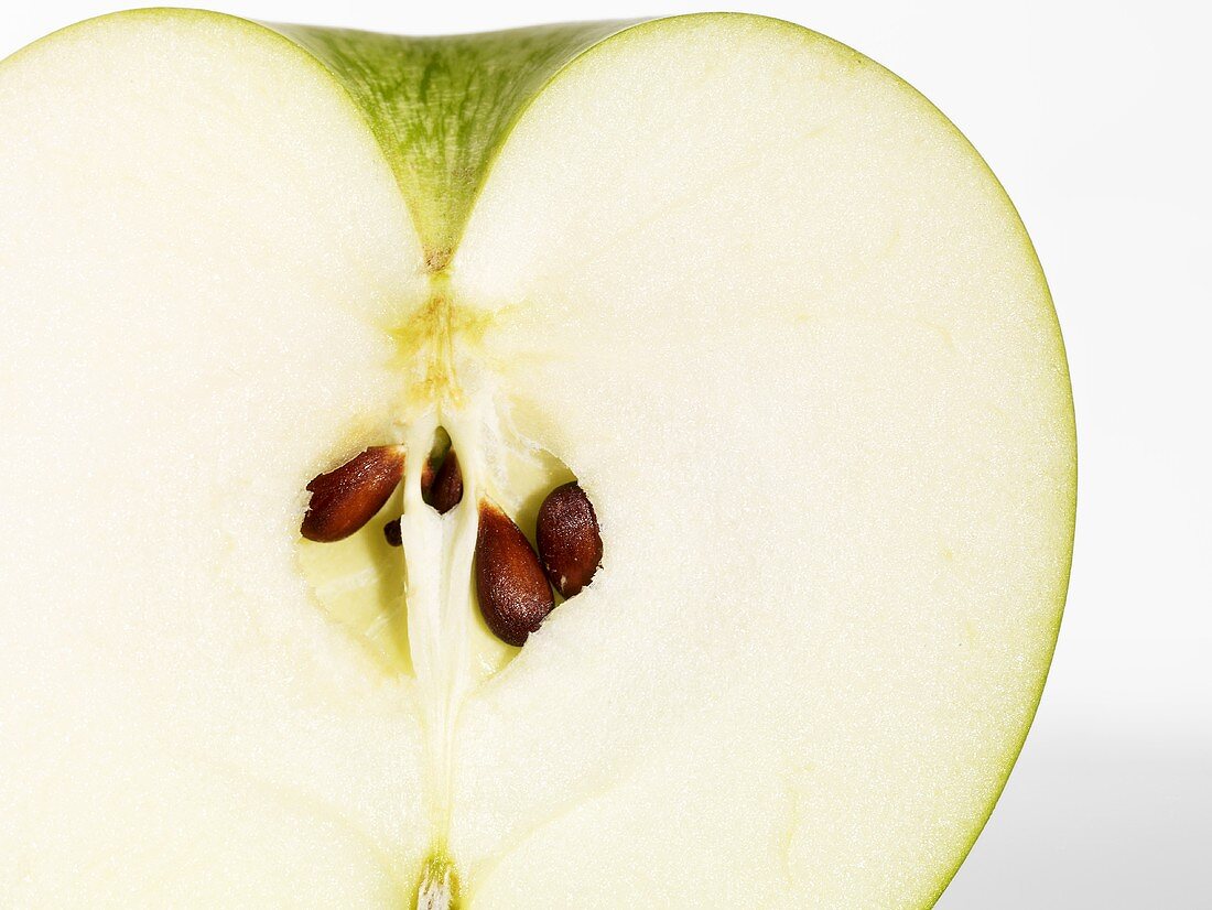 Halber grüner Apfel (Nahaufnahme)