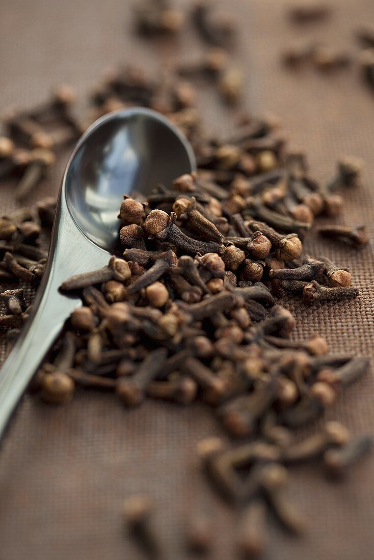 Cloves and a spoon