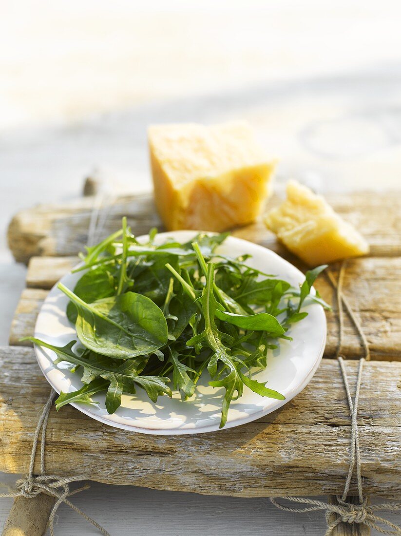 Spinat-Rucola-Salat und Parmesan