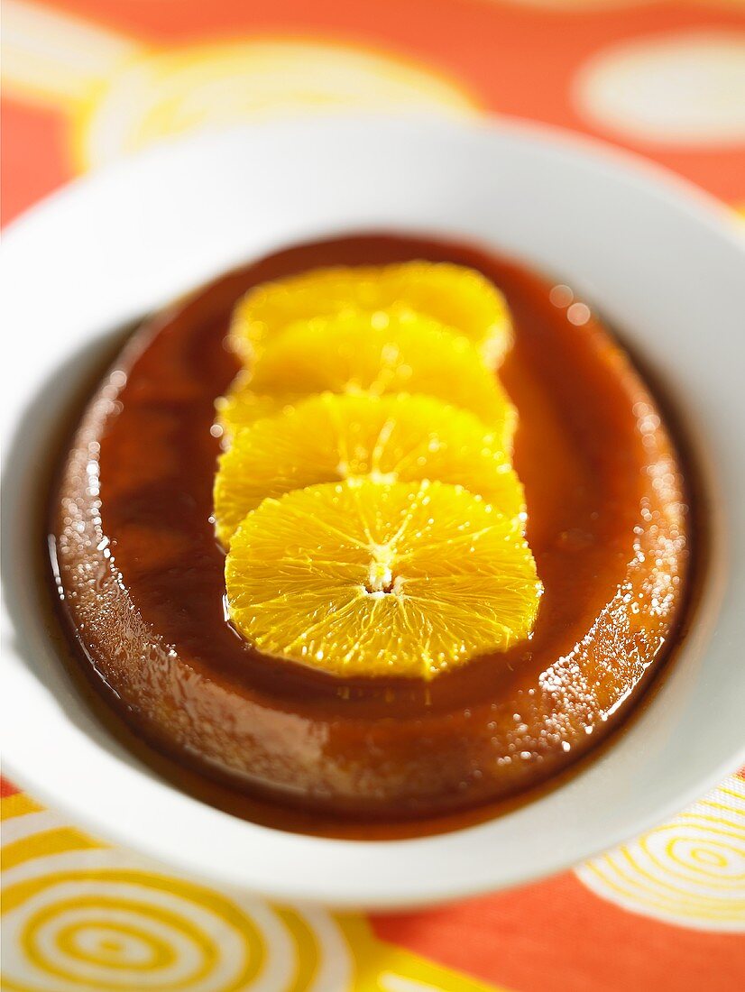 Karamellflan mit Orangenscheiben