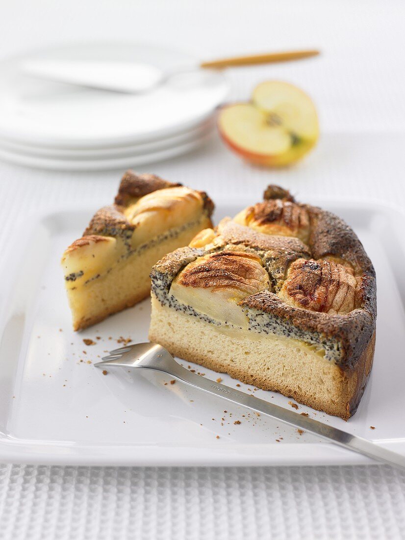 Apfel-Hefekuchen mit Mohncreme