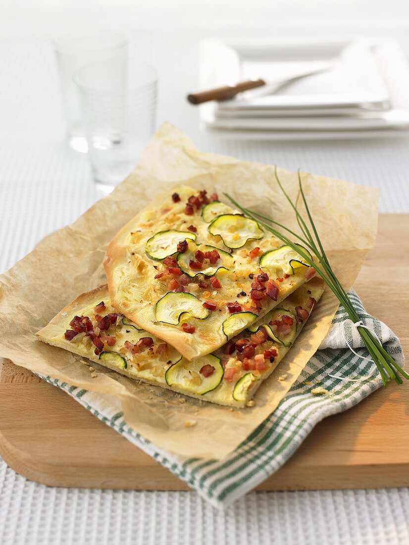 Flammkuchen mit Zucchini und Speck