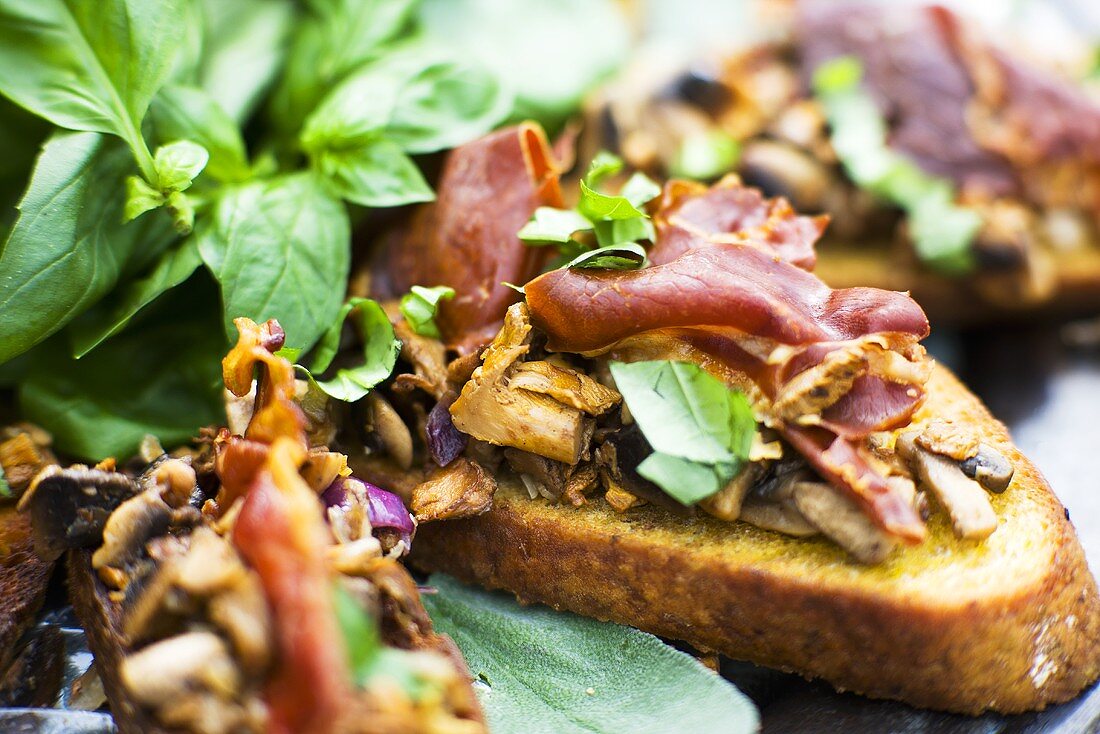 Röstbrot mit Pilzen und Prosciutto