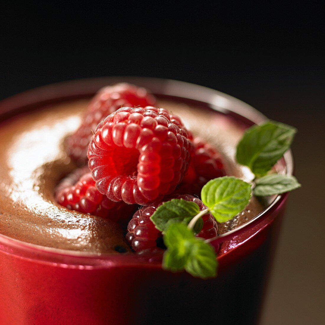 Schokoladenmousse mit Himbeeren und Minze (Nahaufnahme)