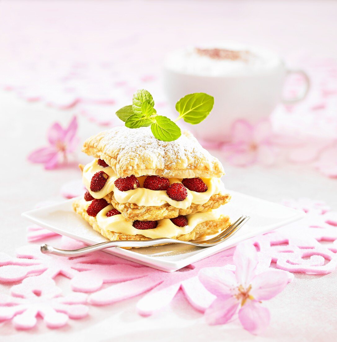 Mille-feuilles mit Walderdbeeren und Sahne