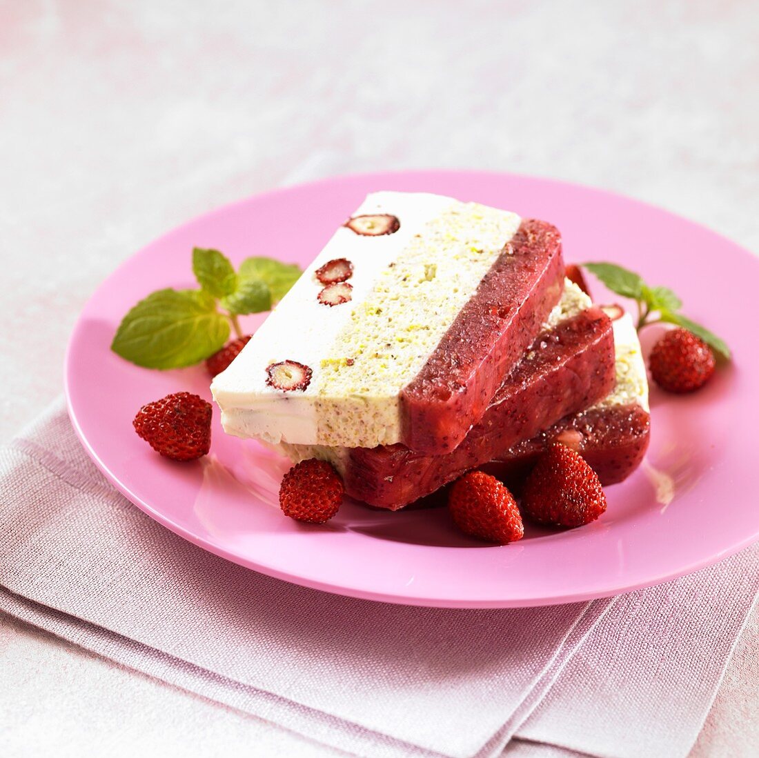 Terrine mit Walderdbeeren und Pistazien