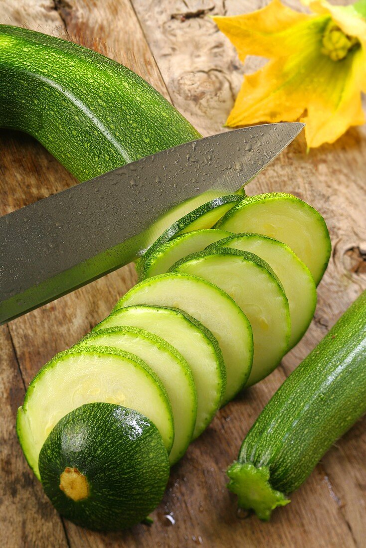 Zucchini in Scheiben schneiden