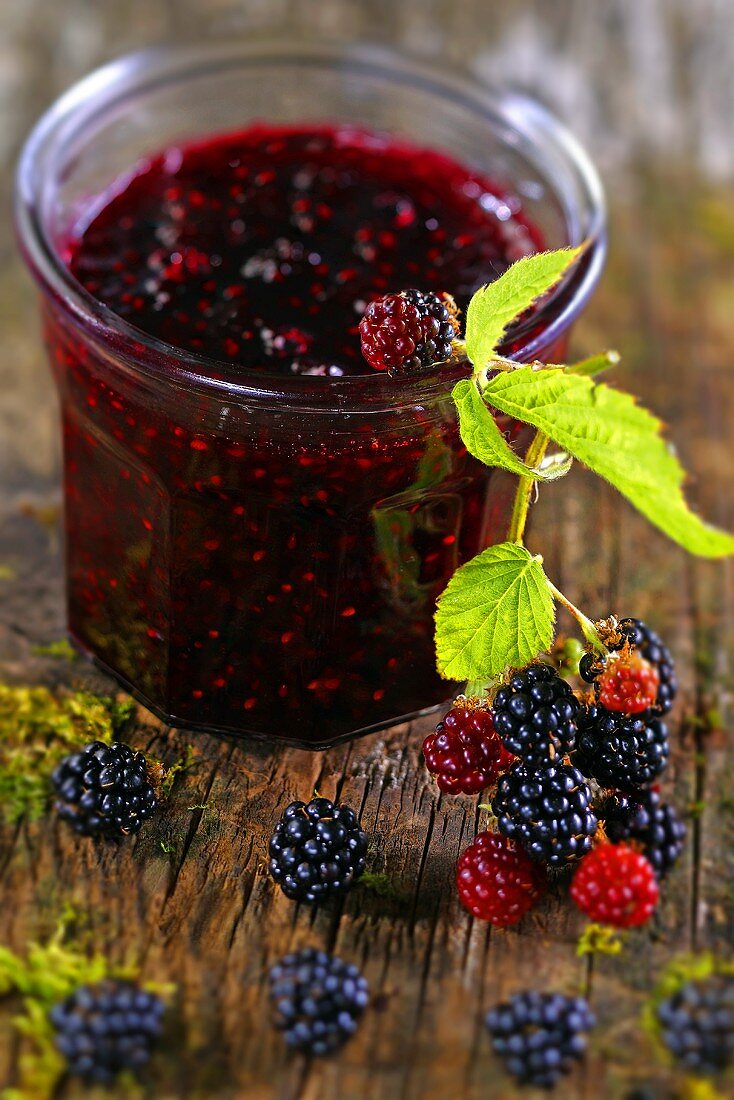 Brombeermarmelade in einem Marmeladenglas