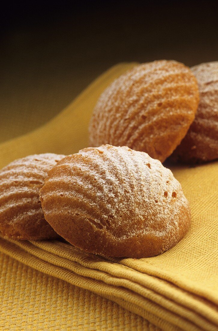 Madeleines with icing sugar