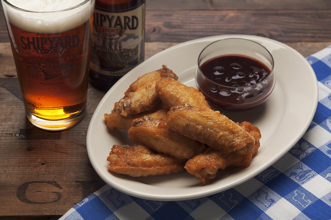 Chicken Wings, Cranberrysauce und Bier