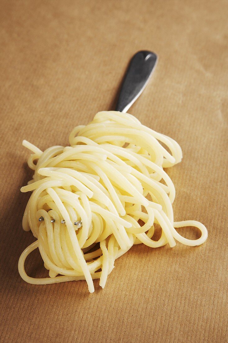 Spaghetti al dente on a fork