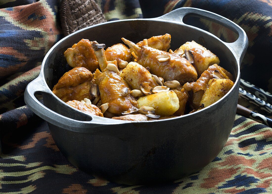 Chicken stew with bananas and peanuts (Africa)