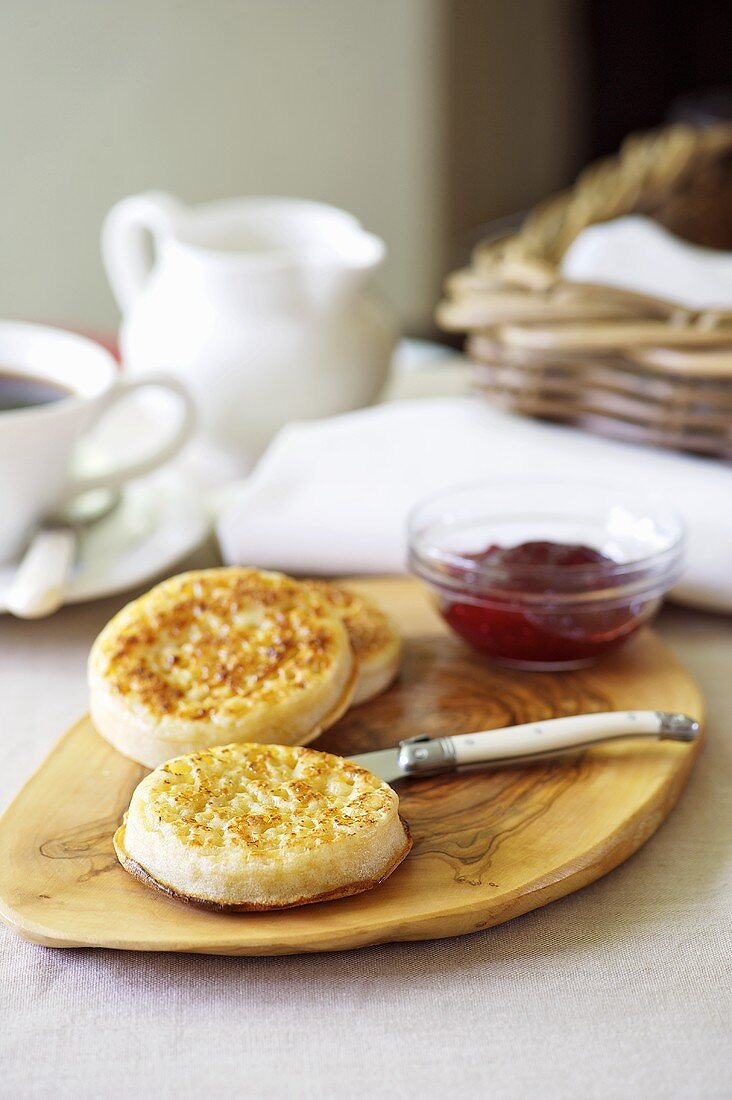 Crumpets (Hefebrötchen, England) und Marmelade