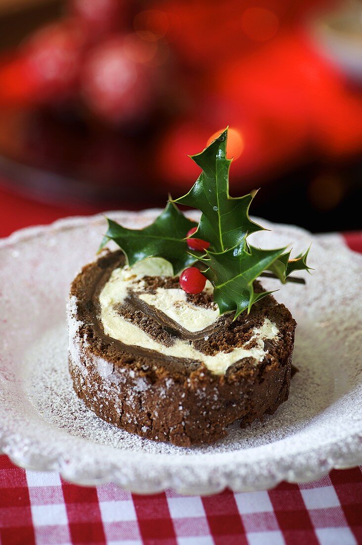 Schokoladenrolle mit Ilex zu Weihnachten