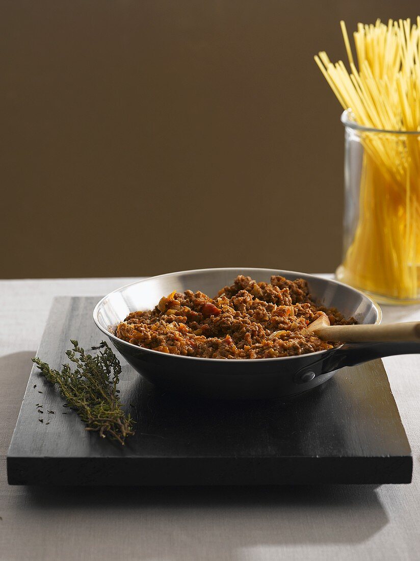 Sauce Bolognese in einer Pfanne