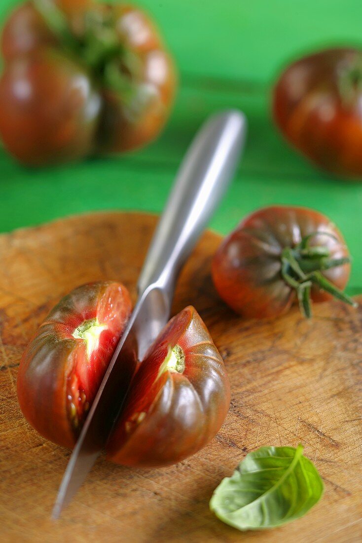 Heirloom Tomaten, ganz und halbiert