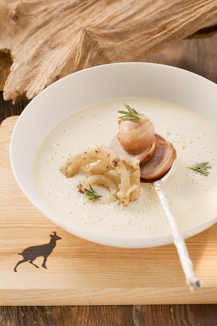 weiße Zwiebelsuppe mit Kaffee und Fasanenbrust