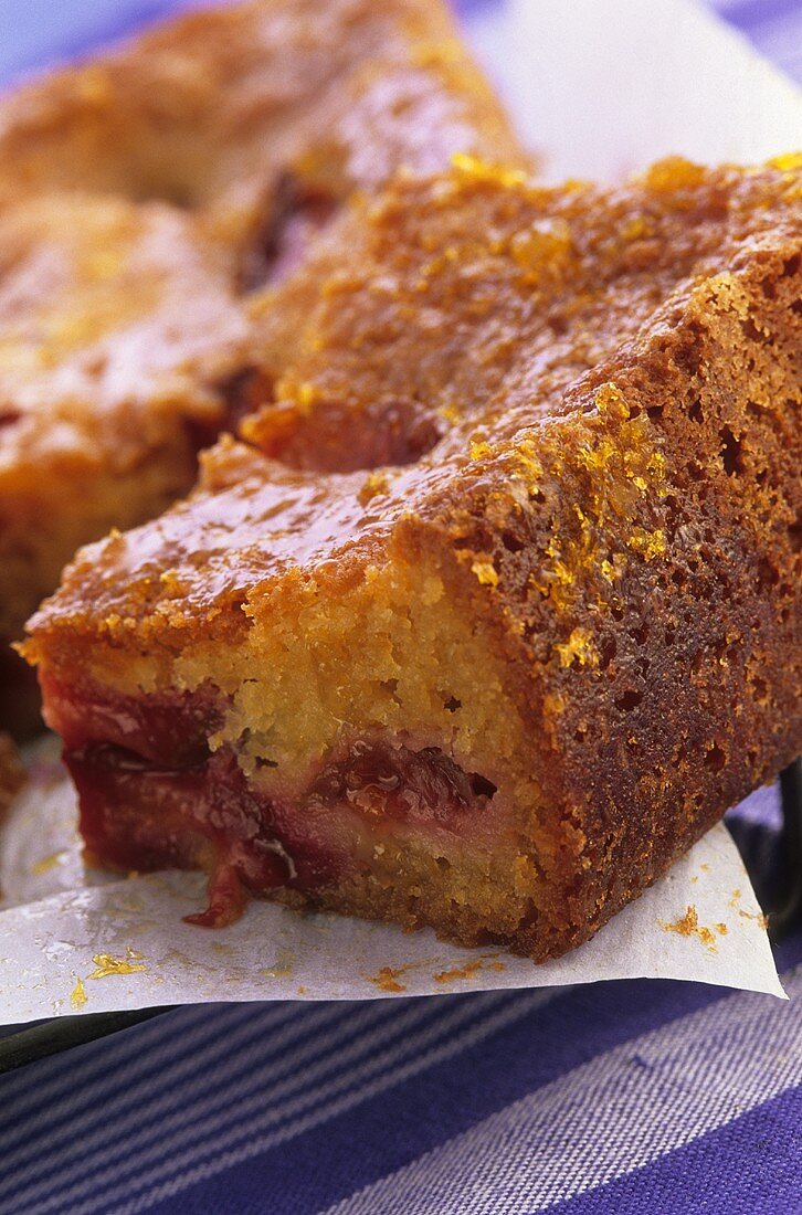 Plum cake (close-up)