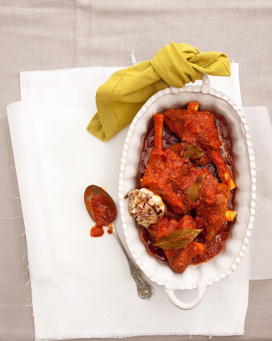 Braised knuckle of lamb with bay leaves and garlic